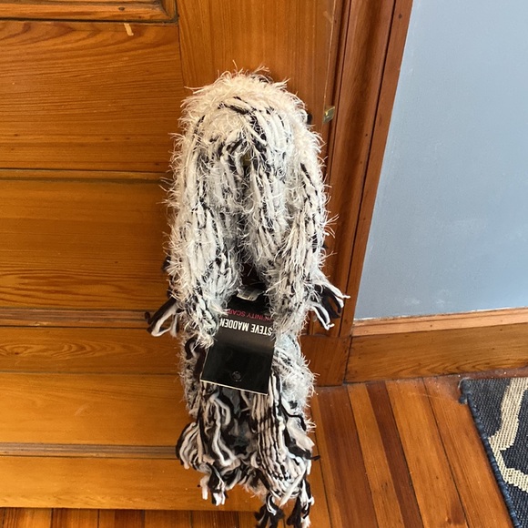 Steve Madden Scarf - Picture 2 of 3